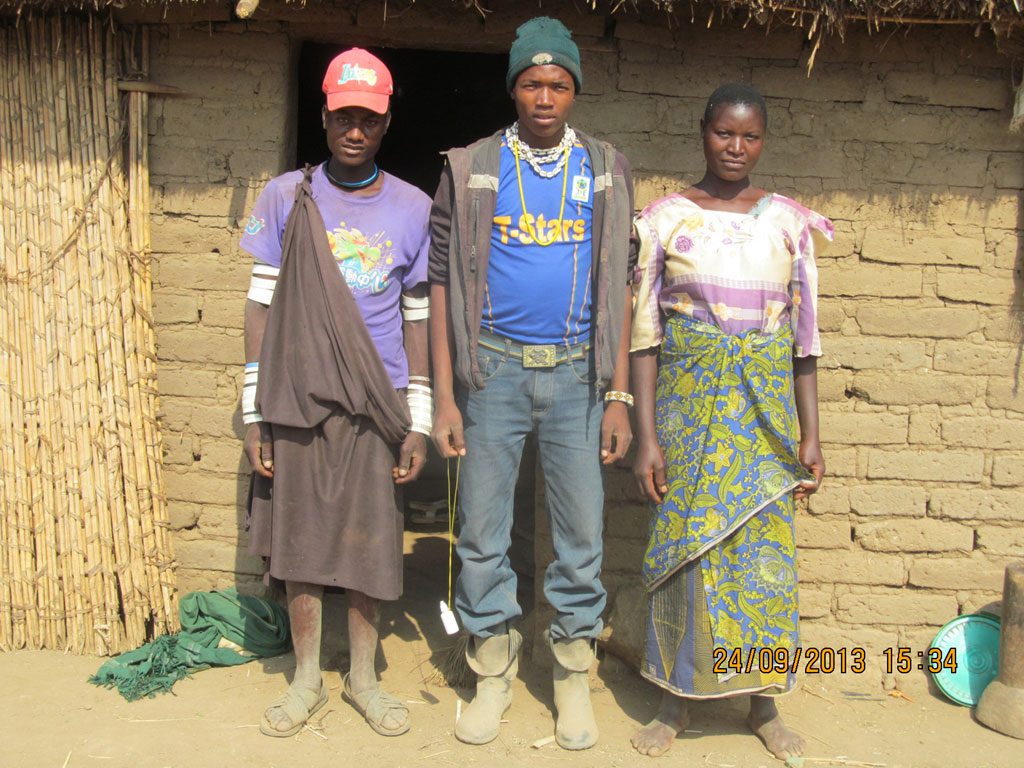 Famile Nyau vom Stamm der  Sukuma. Die Sukuma sind eine Volksgruppe, die nahe bei IHAHI in kleinen Siedlungen wohnen. Einige Sukuma Familien schicken ihre Kinder in den Kindergarten. Das ist sehr wichtig, da die Sukuma eine eigene Sprache sprechen und die Kinder Kisuaheli in der Schule beherrschen müssen. Die Schwestern unterrichten die Kinder in Kisuaheli.