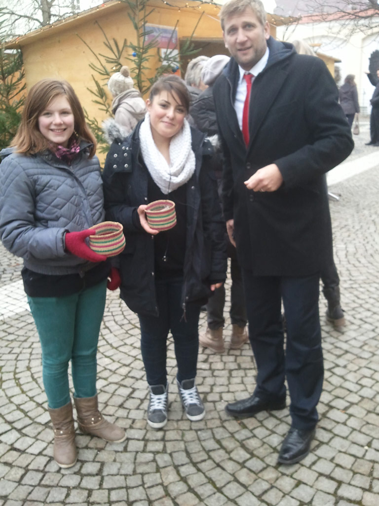 Samantha und Beyza beim Verkauf von Losen